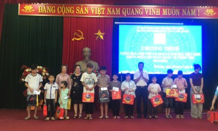 Chương trình trao tặng quà cho trẻ có hoàn cảnh đặc biệt khó khăn nhân dịp Quốc tế thiếu nhi