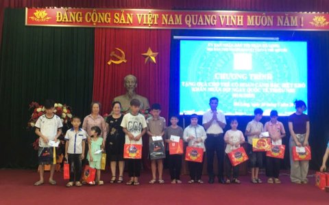 Chương trình trao tặng quà cho trẻ có hoàn cảnh đặc biệt khó khăn nhân dịp Quốc tế thiếu nhi
